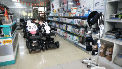 （图）sunbet官网穿戴式下肢助行器在康复辅具用品店.gif