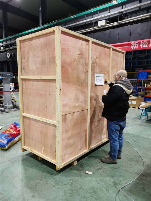 sunbet官网全自动折叠型医用防护口罩出产线调试结束，批量交付2.jpg