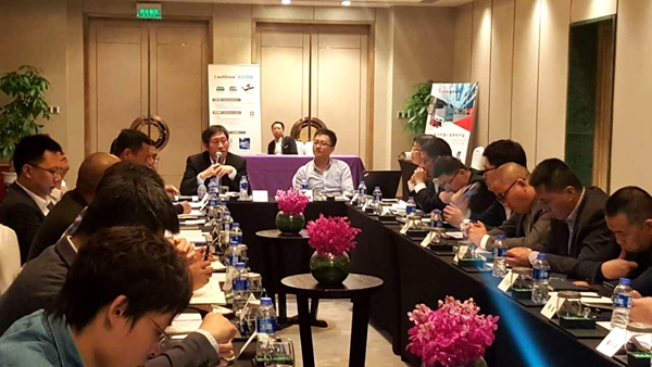 sunbet官网高级副总裁王宏玉在第一届中国移动机械人（AGV）产业联盟翘楚峰会上与联盟成员就联盟的发展进行热烈探求，并颁刊行业结合申明